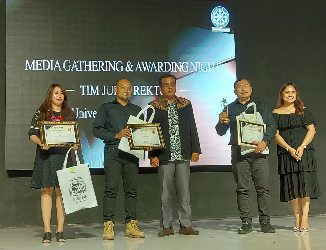 tim redaksi