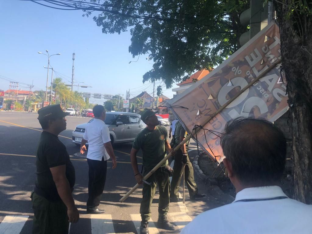 kelurahan sanur tertibkan spanduk liar
