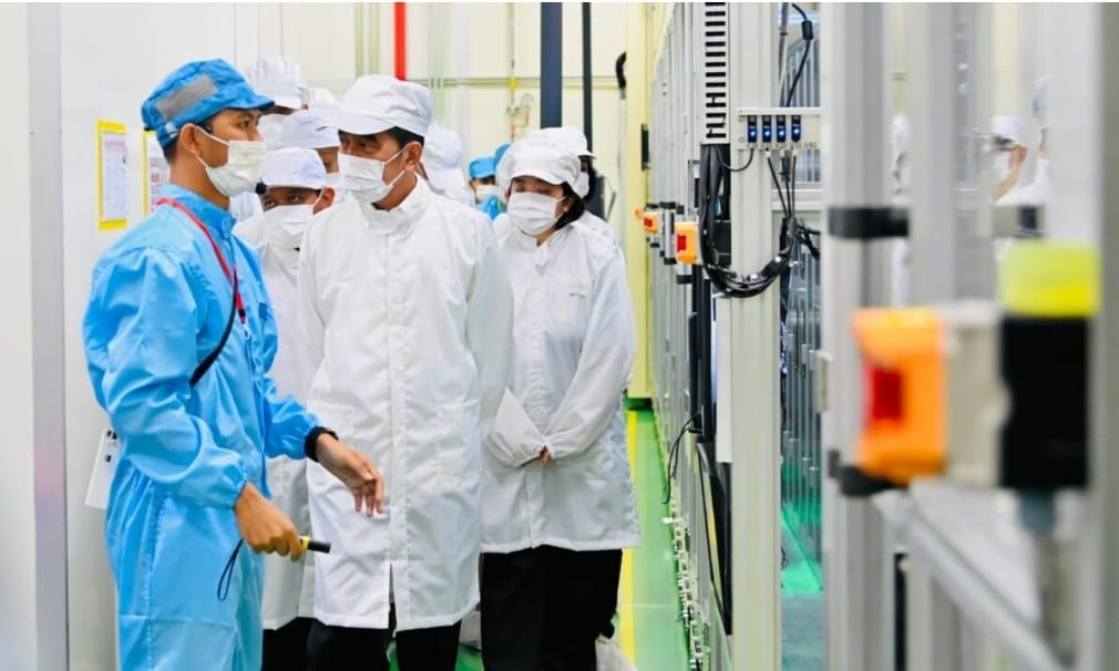 Presiden Jokowi Tinjau Pabrik Baterai Mobil Listrik