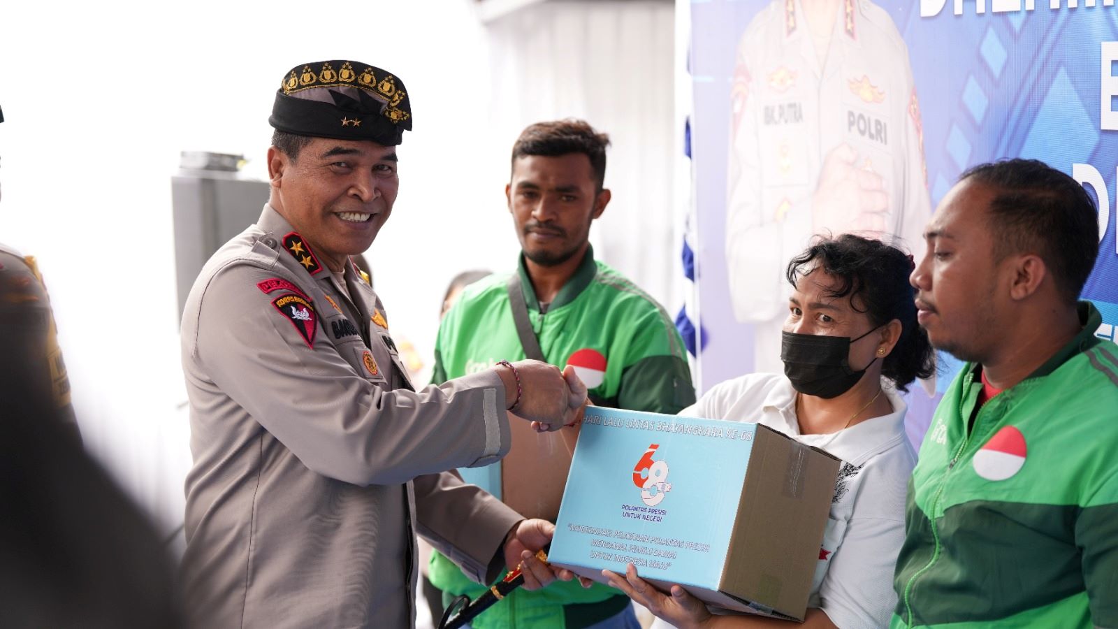 kapolda bali serahkan baksos