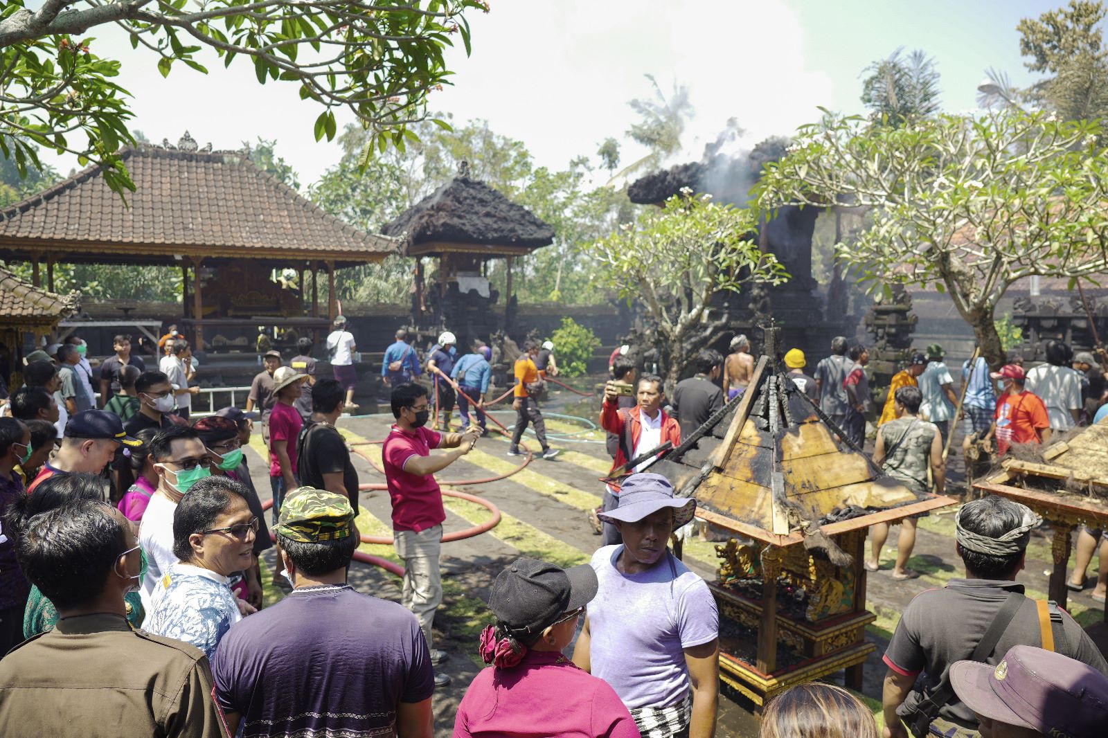 kebakaran pura dalem dan prajapati desa adat lambing