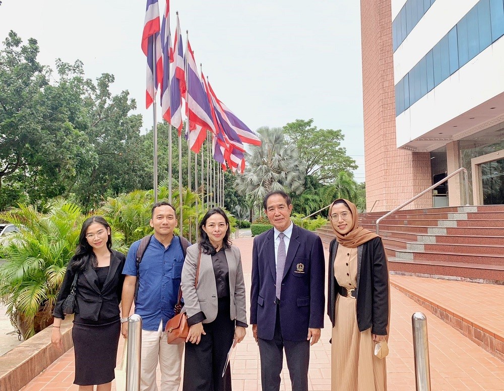 Rombongan FEB Unud berfoto bersama usai mengelilingi Romklao Campus, Kasem Nakara Thailand. (Foto: ist)