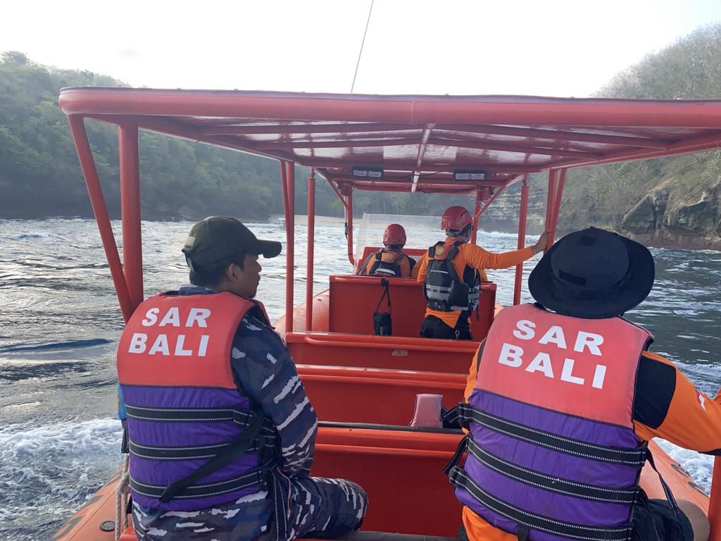 warga terseret ombak saat mancing
