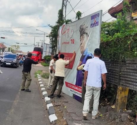 penertiban baliho kadaluarsa