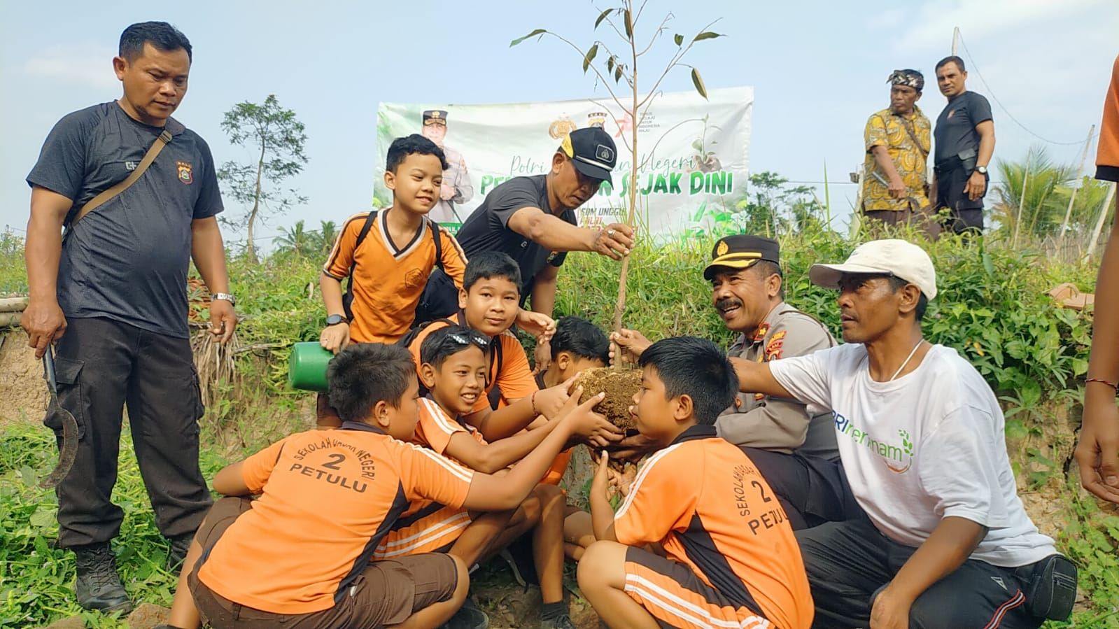 penanaman pohon polsek ubud