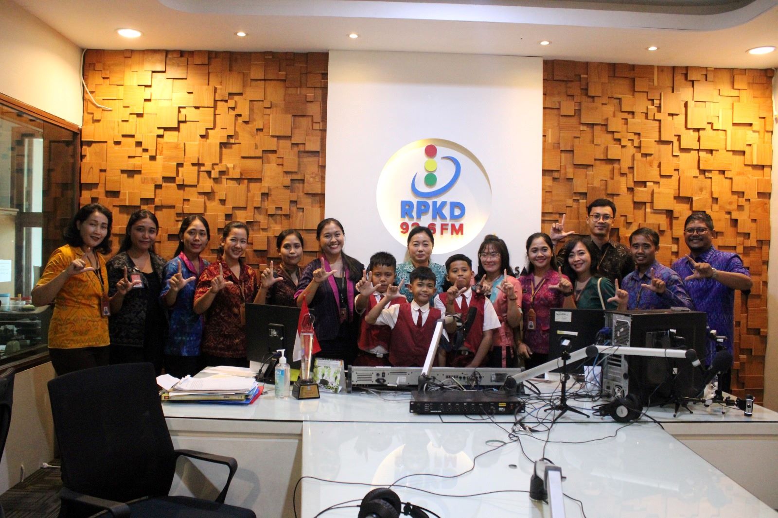 siswa sd 14 dangin puri mendongeng