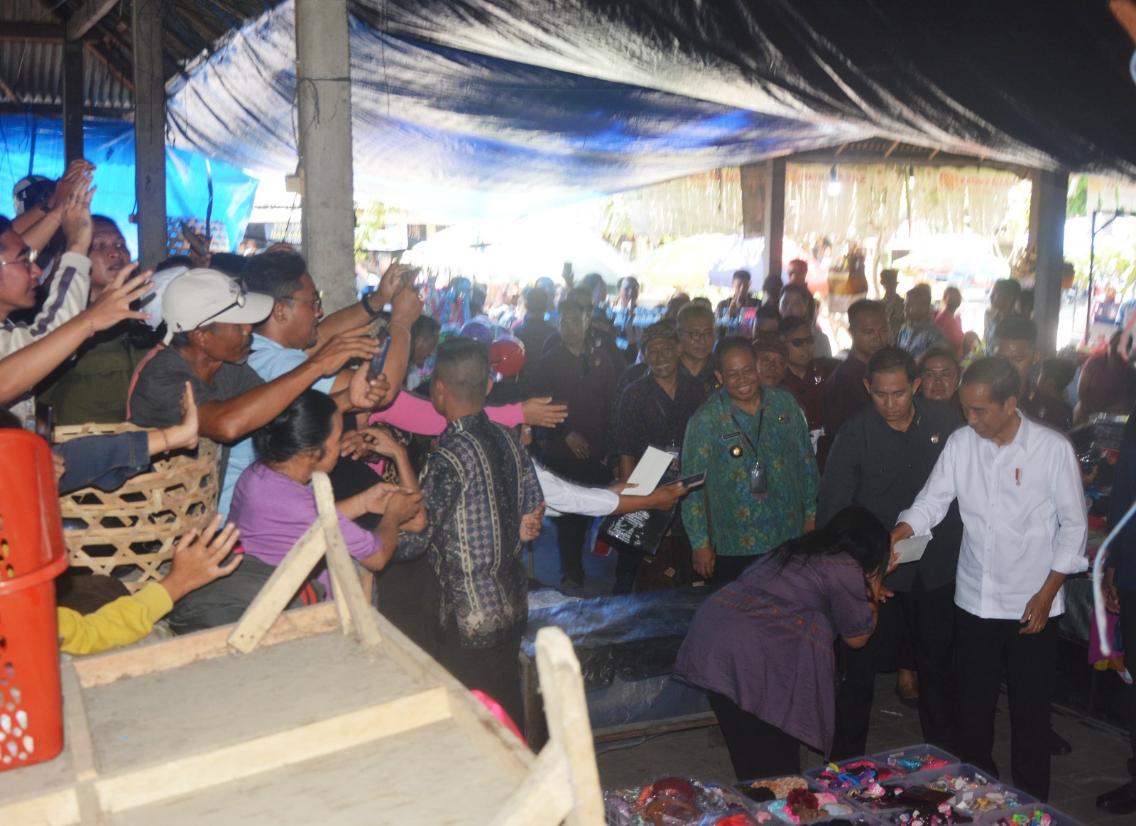 pj gubernur bali saat dampingi presiden ke pasar bulan gianyar