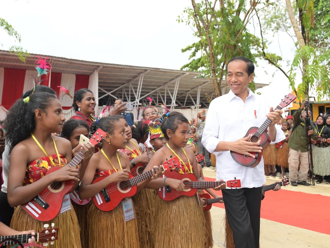 presiden jokowi di pantai semau