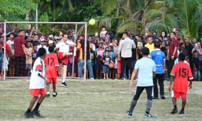 jokowi main bola