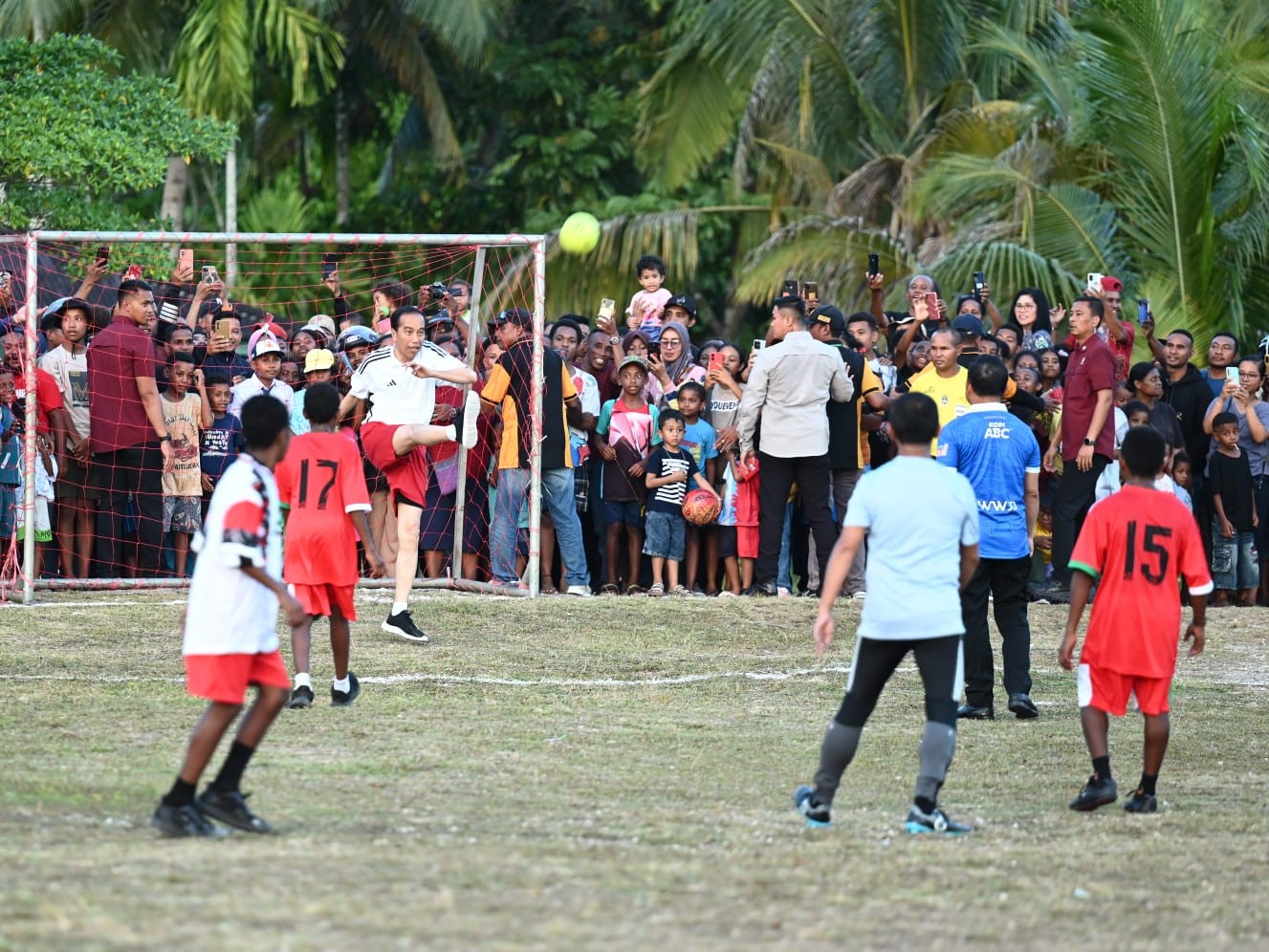 jokowi main bola