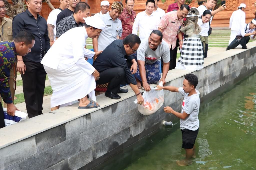 Pelepasan ikan koi di pura jagatnatha