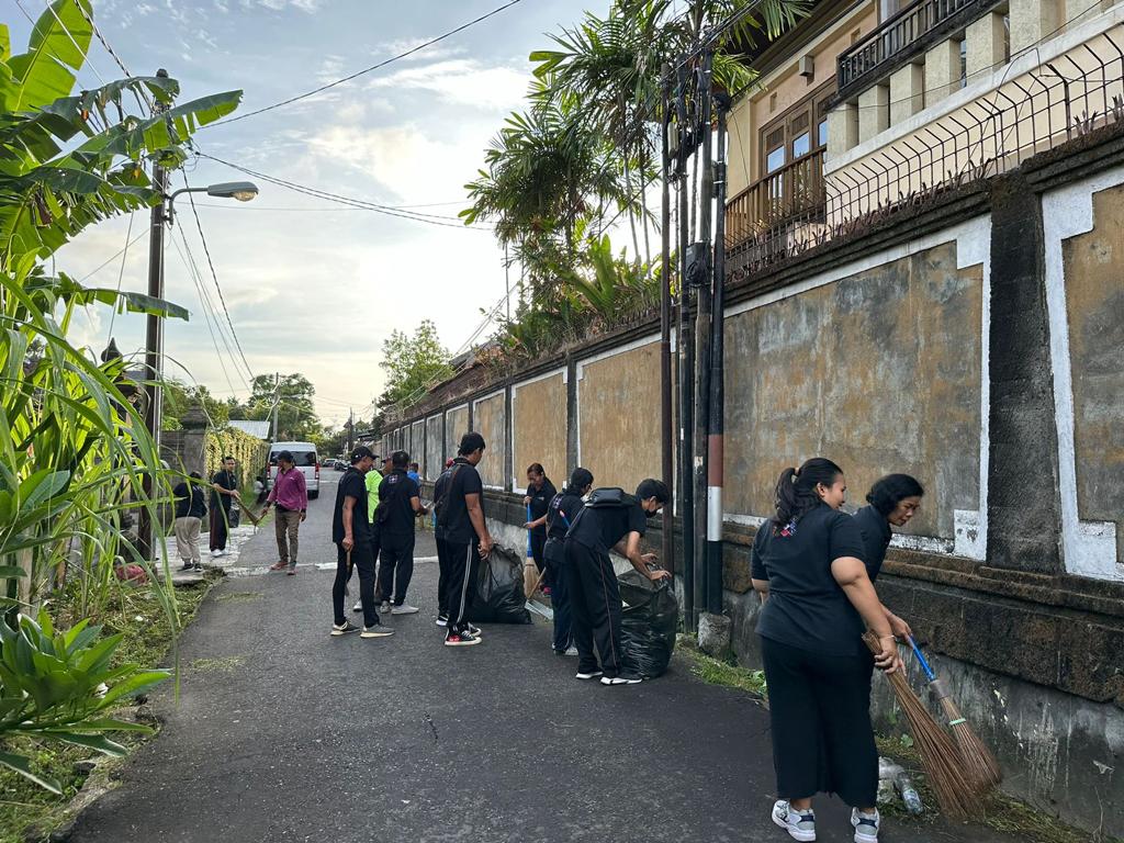 aksi bersih lingkungan desa dangin puri