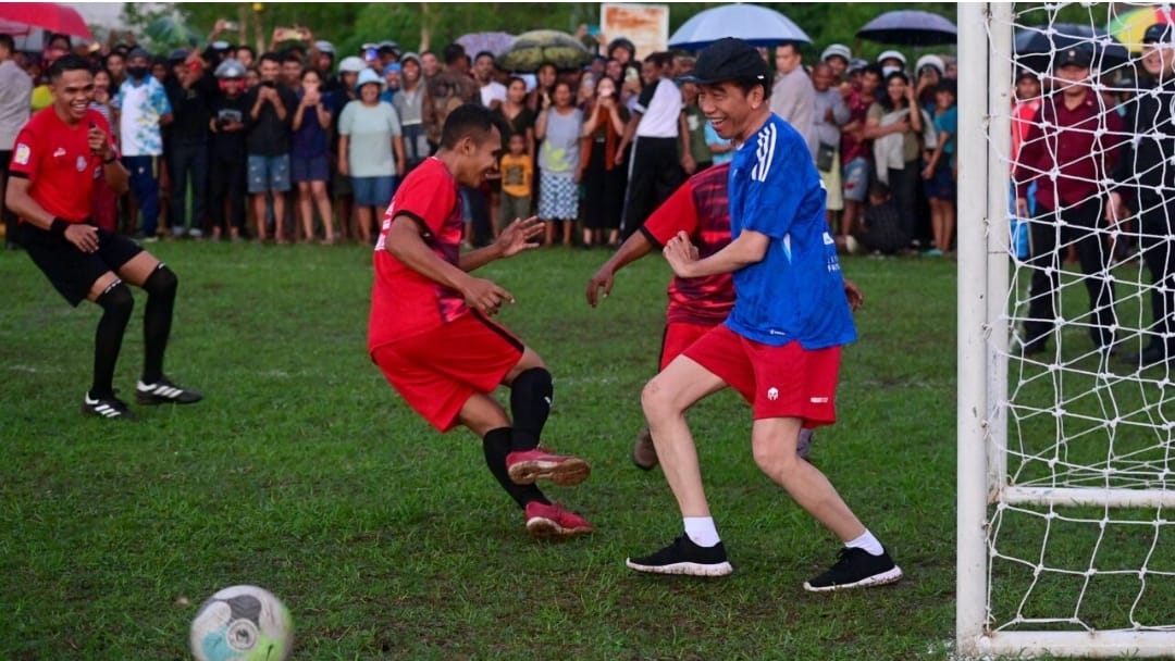 presiden bermain bola di ntt