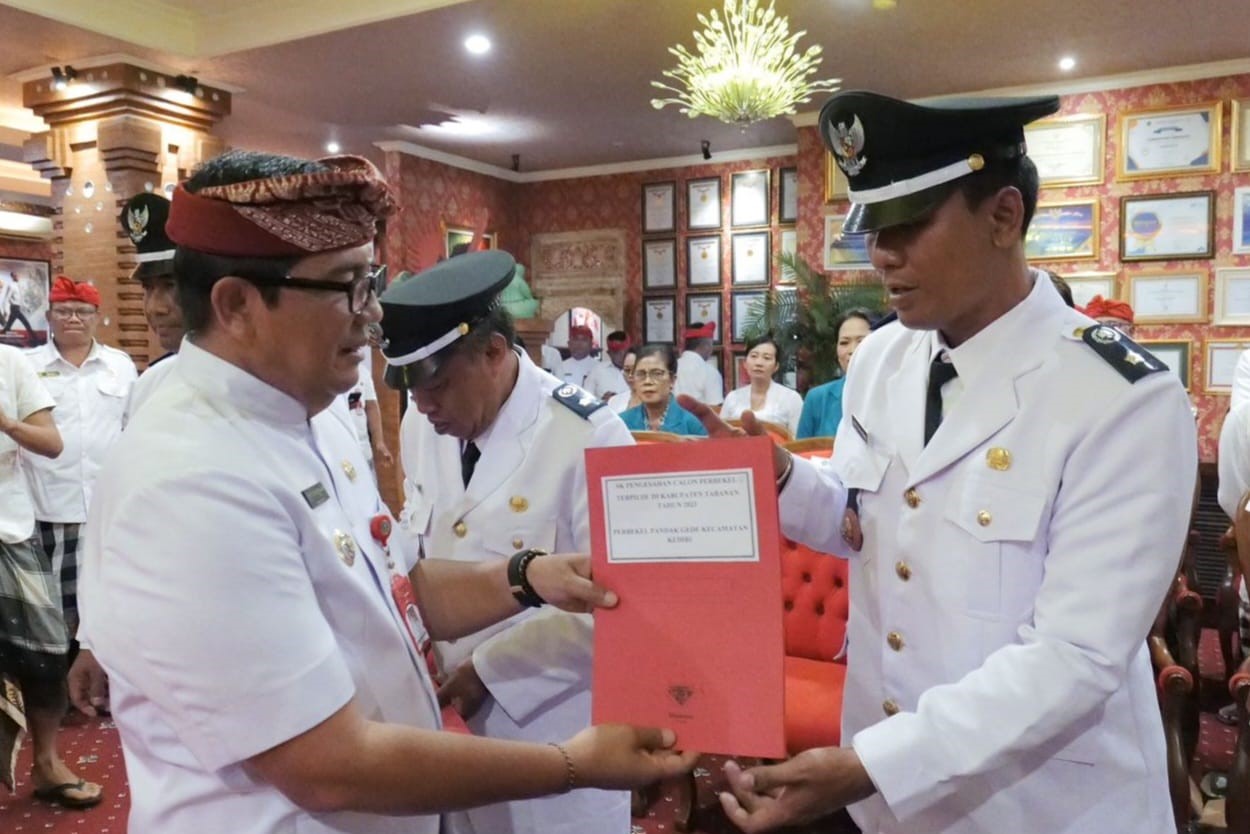 Pelantikan Perbekel Desa Antosari