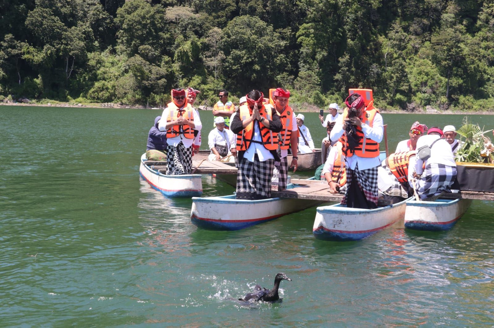 Pekelem bupati tabanan di danau tamblingan