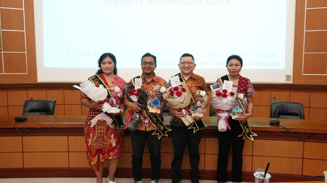 pelepasan wisudawan Spesialis Mikrobiologi Unud