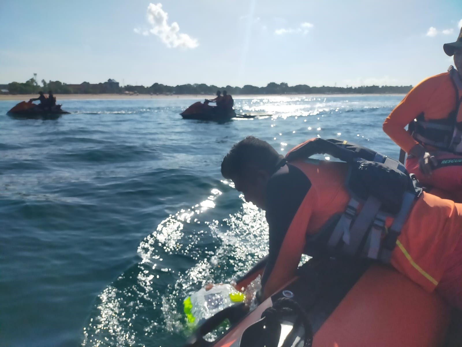 wisatawan terseret arus di double six