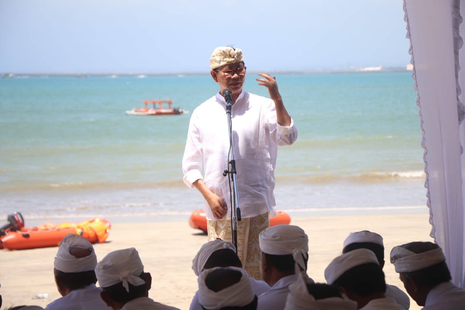 Upacara Pemahayu Jagat di pantai muaya