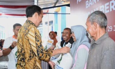 presiden jokowi serahkan bantuan pangan di sleman