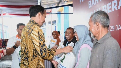 presiden jokowi serahkan bantuan pangan di sleman