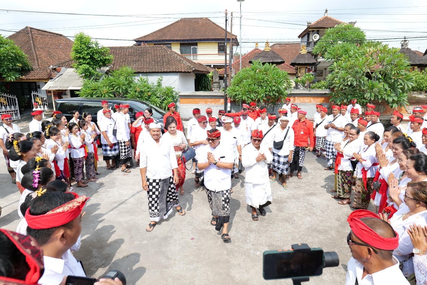 bupati tabanan di pura batur pande
