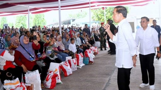 presiden ke gudang bulog tegal