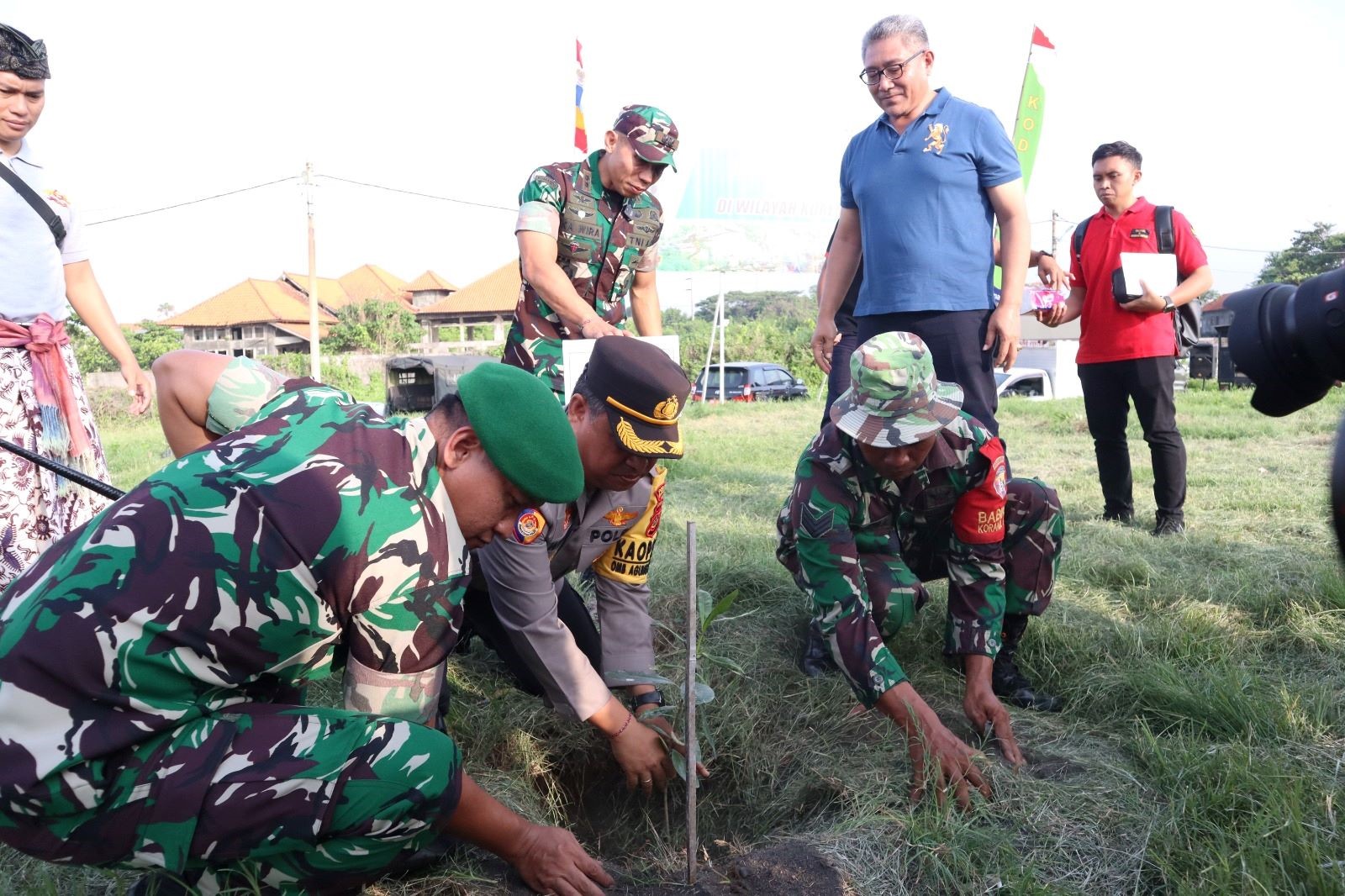 penanaman pohon di pantai lembeng