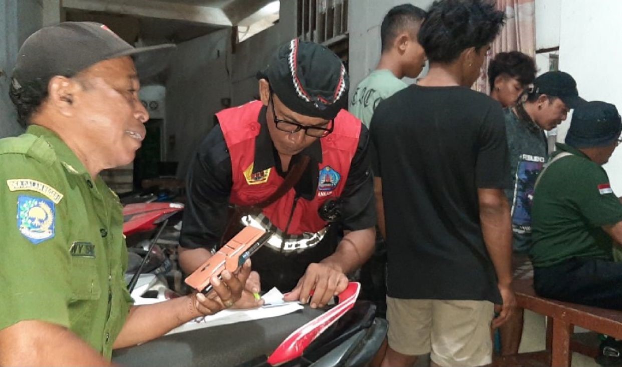 penertiban penduduk desa padangsambian klod