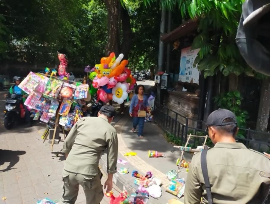 penertiban pedagang di jalan surapati