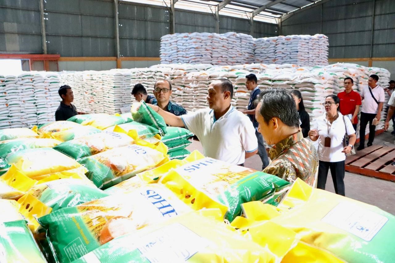 pengasawan Stok Beras Bulog Sempidi oleh tpid denpasar