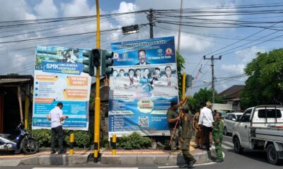 pembersihan baliho di Peguyangan
