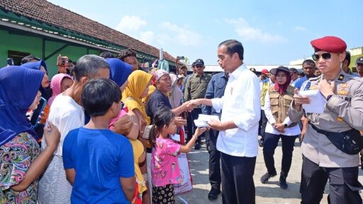 presiden jokowi mengunjungi posko banjir demak
