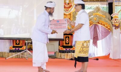bupati giri prasta serahkan dana bkk di kamasan klungkung