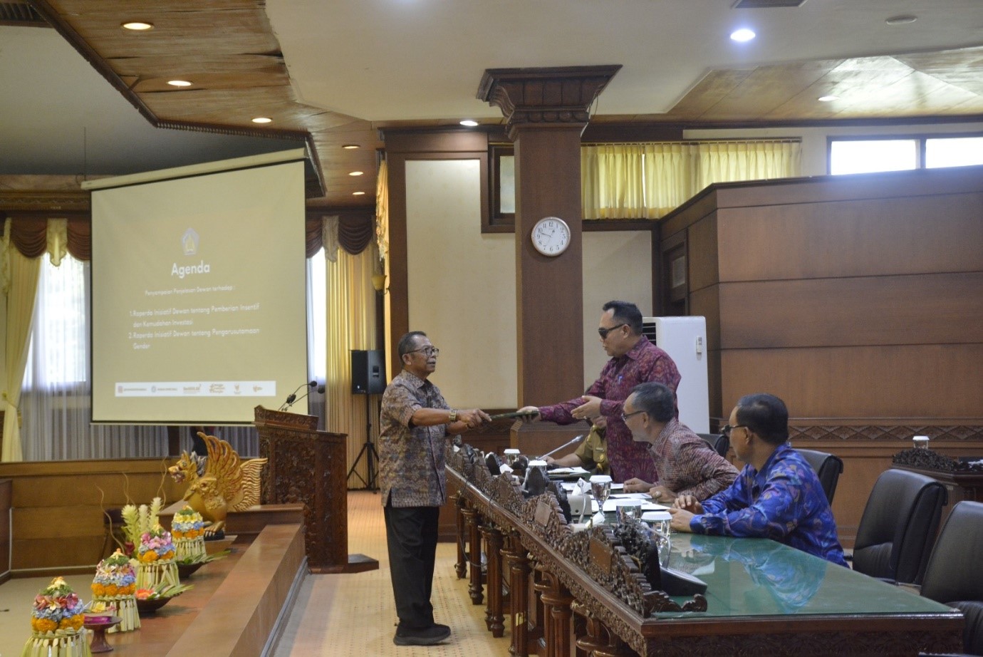 rapat paripurna DPRD bali terkait raperda investasi dprd bali