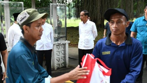 penyerahan bantuan di istana bogor