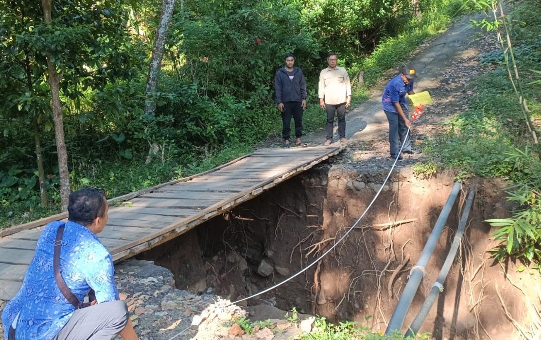 jembatan rusak di desa pegadungan