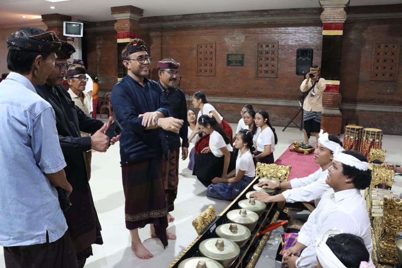 walikota denpasar tinjau pembinaan Sekaa Gong Puspa Gita