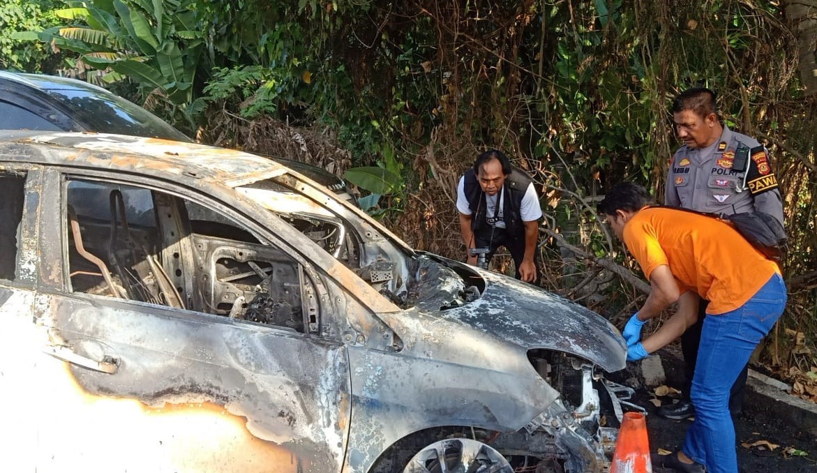 kebakaran mobil di plaza renon