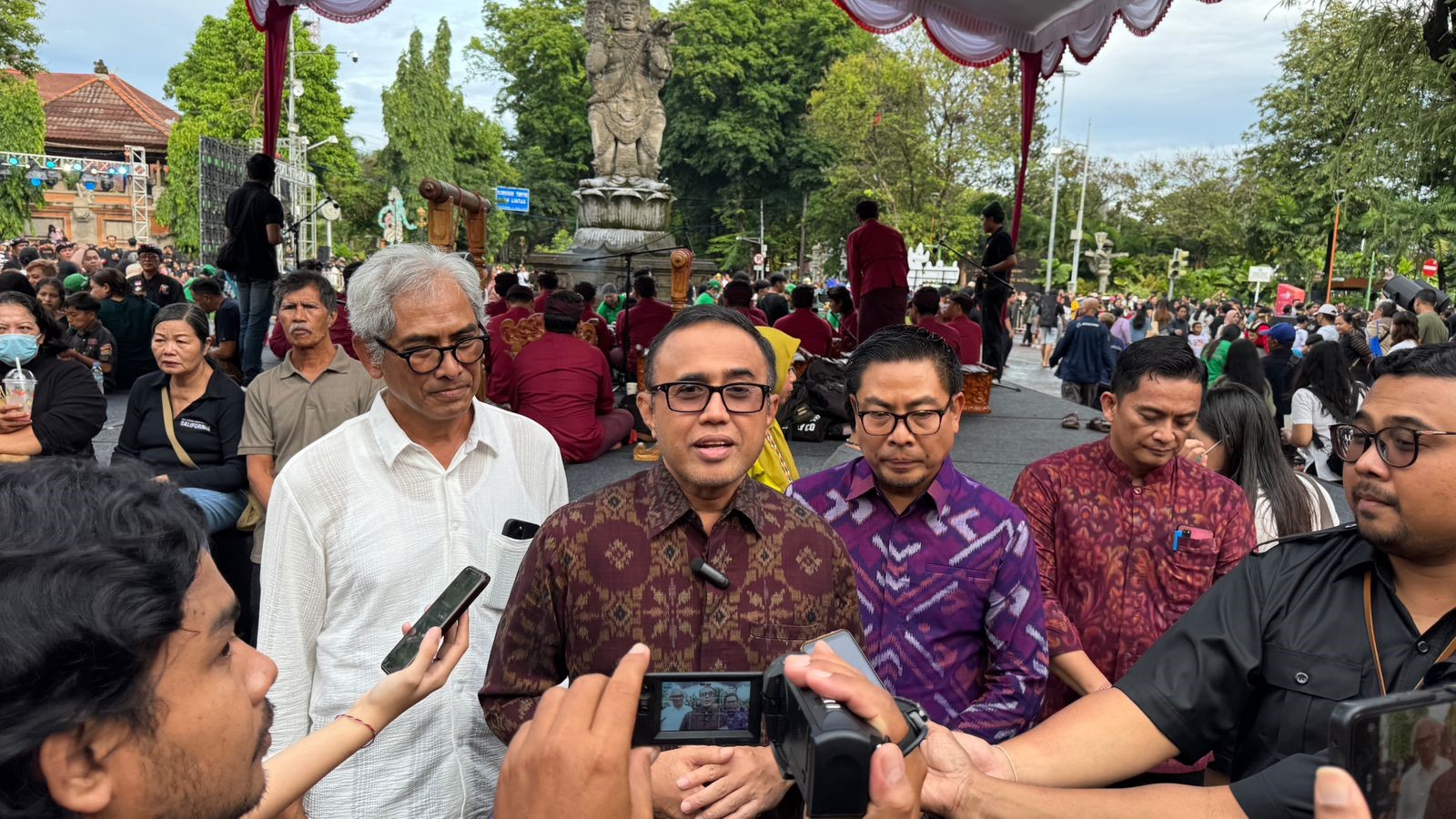 Transaksi Denfest