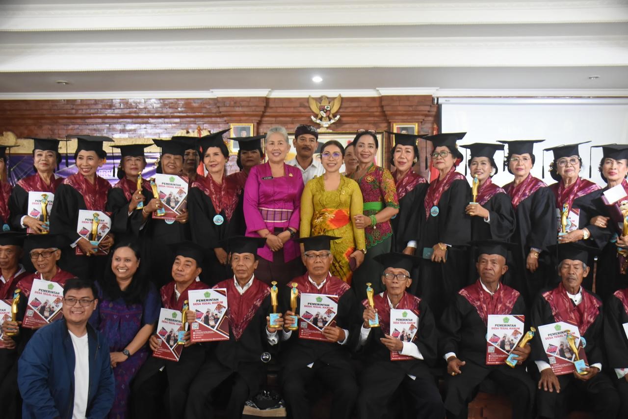 Wisuda Sekolah Lansia Wreda Harum