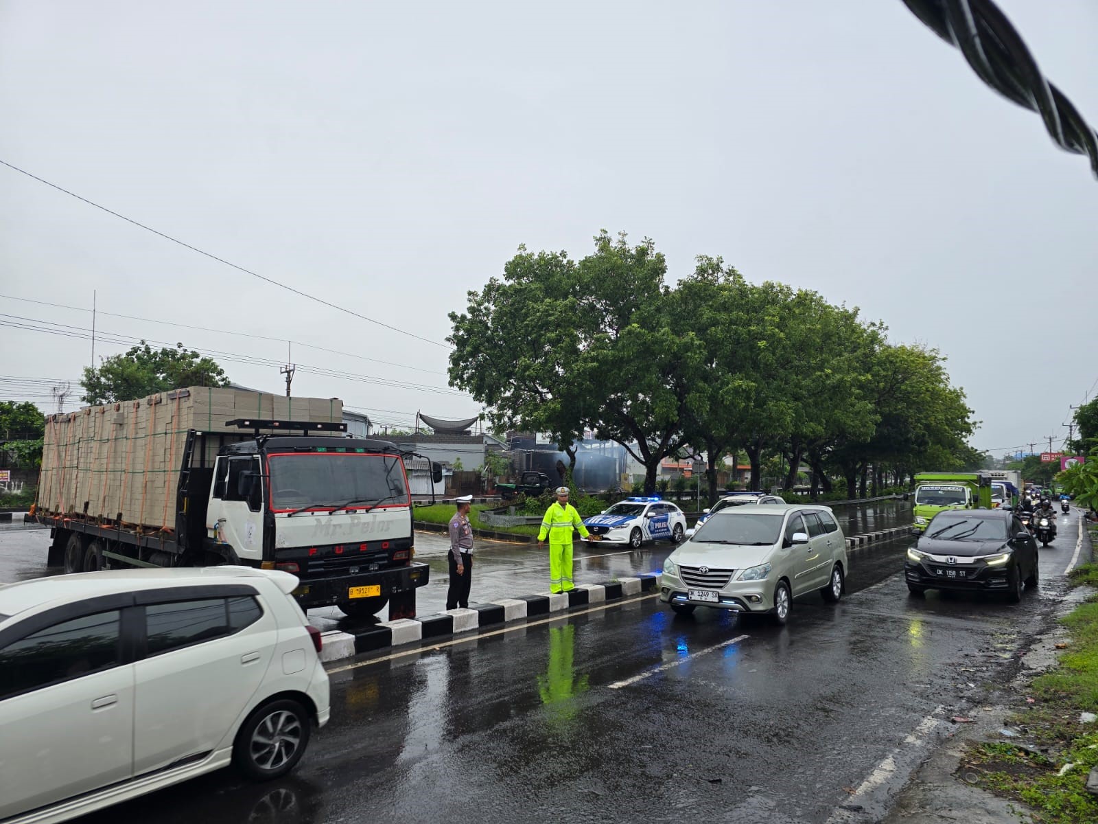 truk tronton patah as di bypass