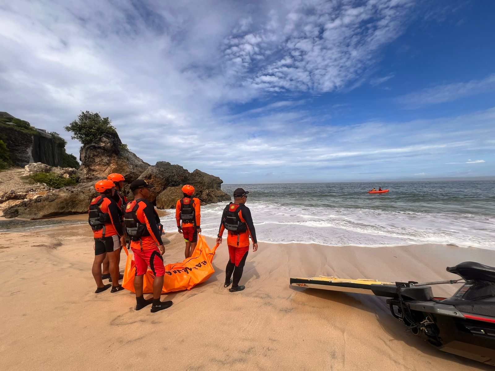warga ntt hialang di pantai balangan