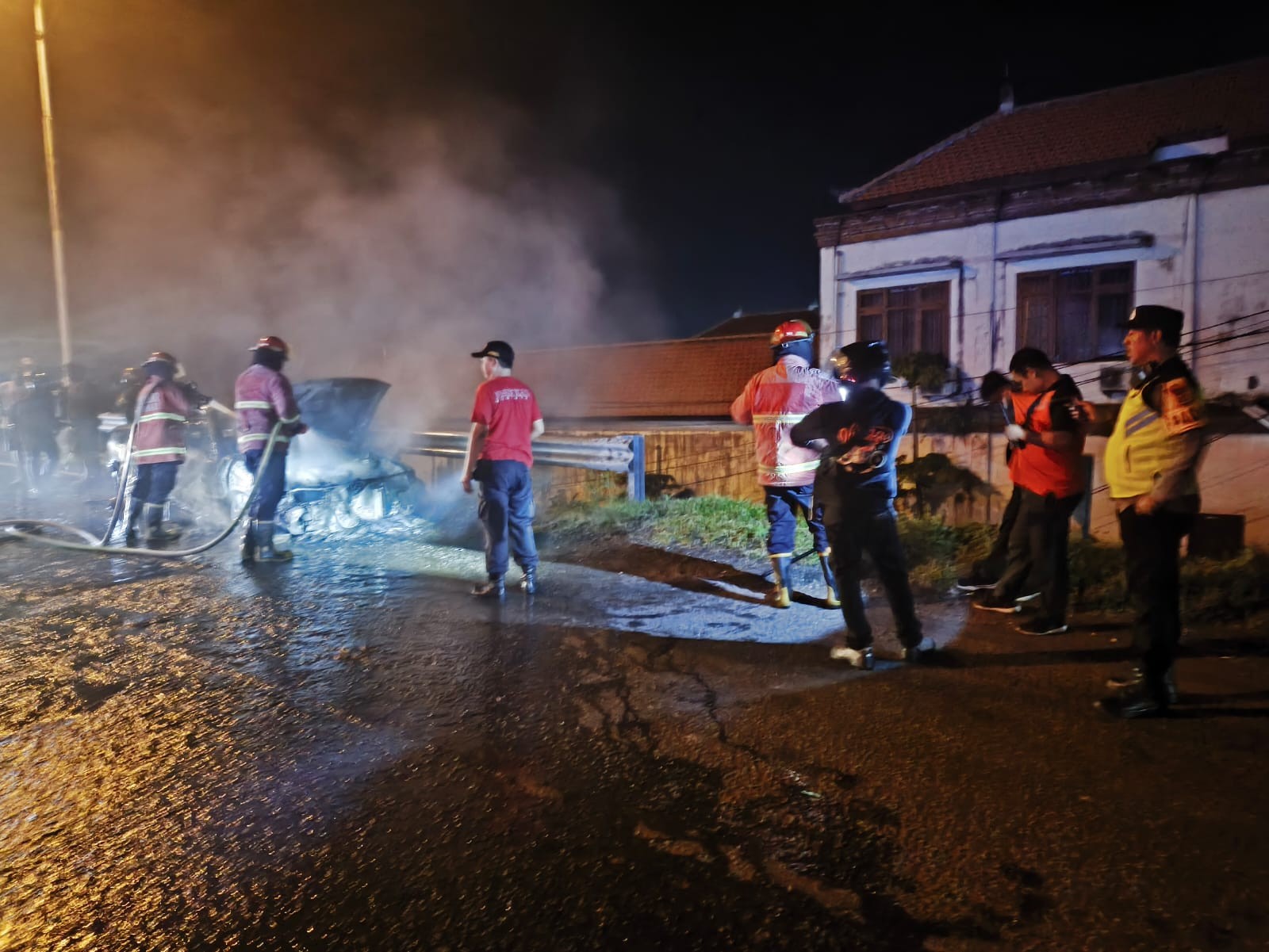 mobil terbakar di bypass ngurah rai