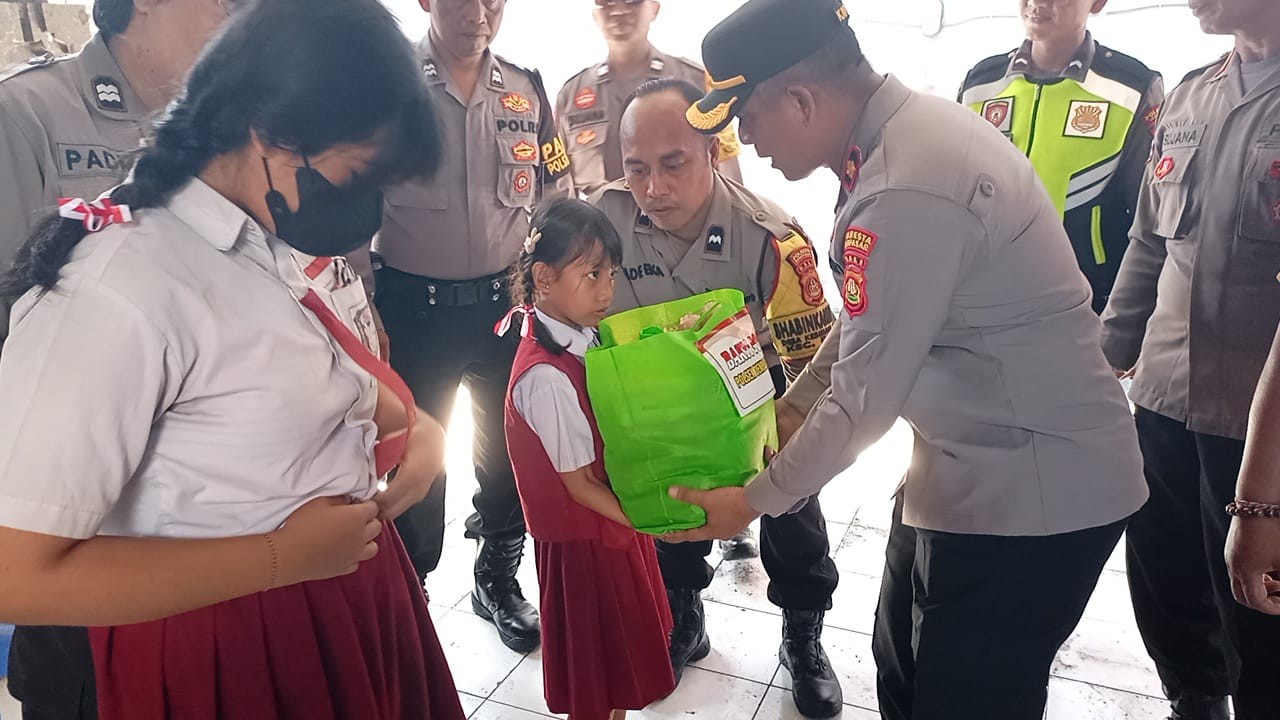 bakti sosial polsek dentim