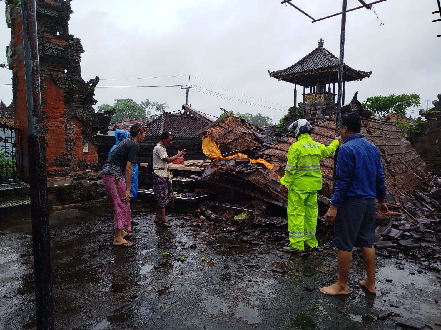 Piasan Pura Desa lebih