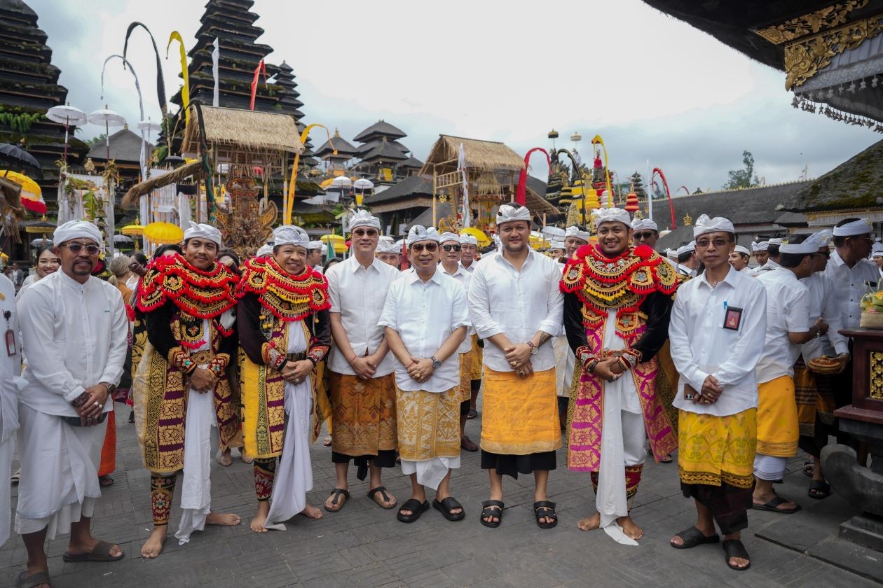 Bupati Adi Arnawa pimpin bakti penganyaran Pemkab Badung di Pura Agung Besakih serangkaian Karya Ida Bhatara Turun Kabeh (IBTK) 