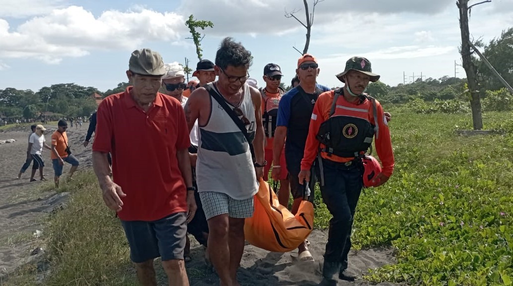 kakek tenggelam di pantai biaung