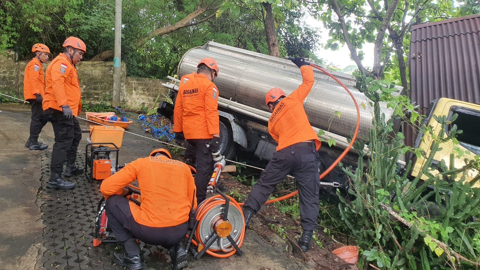 supir truk terjepit