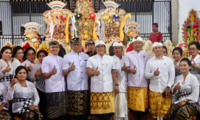 BERSWAFOTO: Wakil Gubernur Bali I Nyoman Giri Prasta berswafoto usai melaksanakan persembahyangan bersama di Pura Puseh Desa Adat Geriana Kangin, Desa Duda Utara, Kecamatan Selat, Karangasem, Anggara Pon-Warigadian, Selasa (1/4). (Foto: Hms Pemprov Bali)