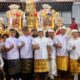 BERSWAFOTO: Wakil Gubernur Bali I Nyoman Giri Prasta berswafoto usai melaksanakan persembahyangan bersama di Pura Puseh Desa Adat Geriana Kangin, Desa Duda Utara, Kecamatan Selat, Karangasem, Anggara Pon-Warigadian, Selasa (1/4). (Foto: Hms Pemprov Bali)